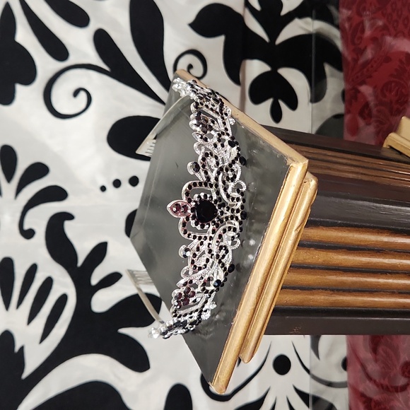 TIARA - Picture 1 of 3